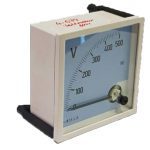 Analogni voltmetar 0–500V AC – panel mjerač napona